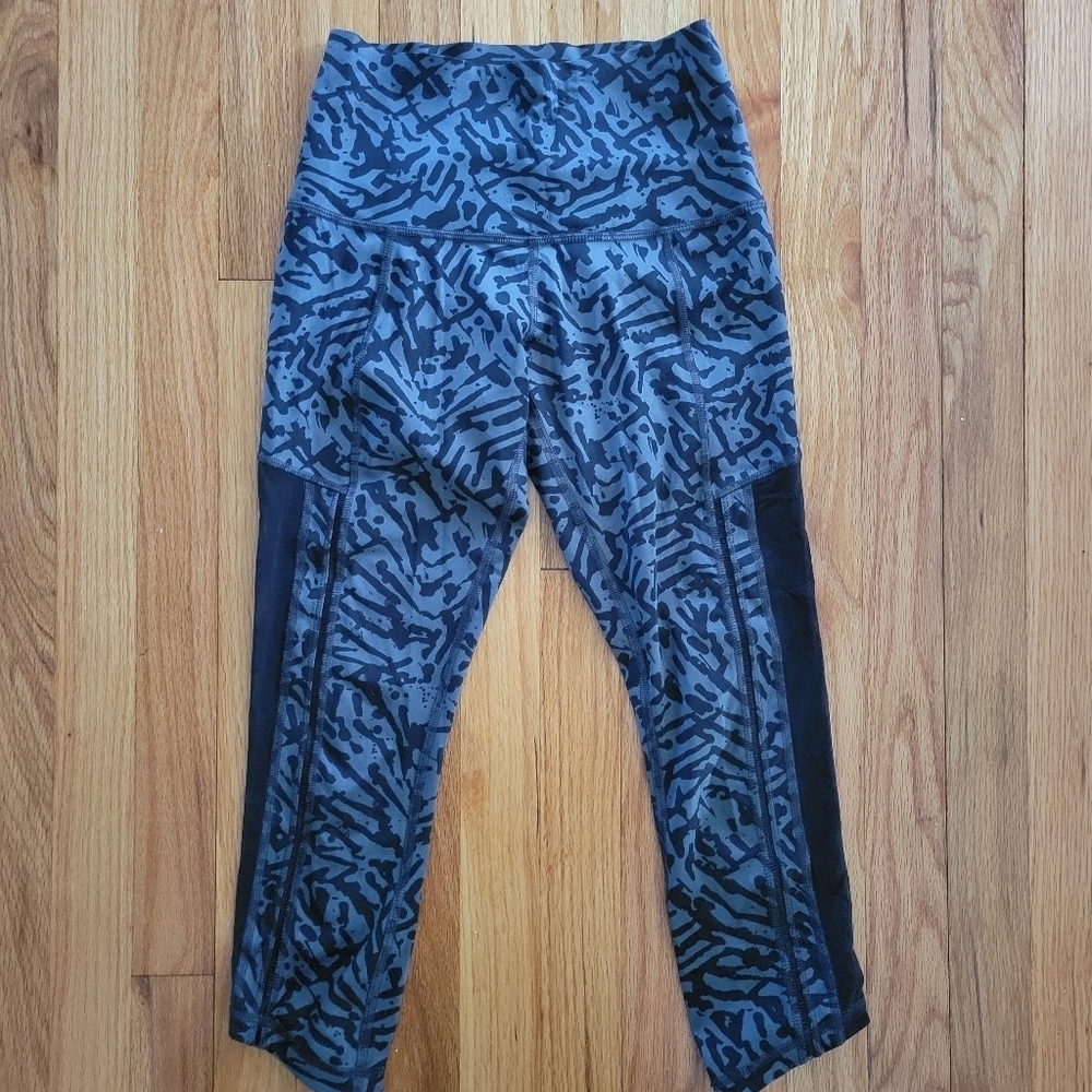 Lululemon Capris Women’s Sz 6 Graphic Art Mesh Panels